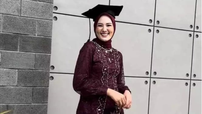 Inilah Model Baju Wisuda Terbaru yang Bikin Kamu Jadi Pusat Perhatian