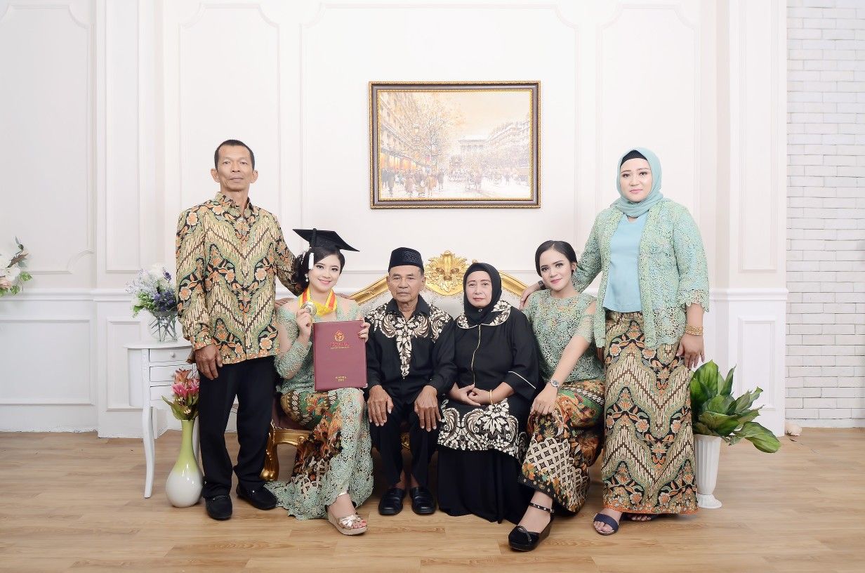 Model Baju Wisuda Keluarga, Inspirasi Tampil Serasi dan Elegan untuk Momen yang Spesial!